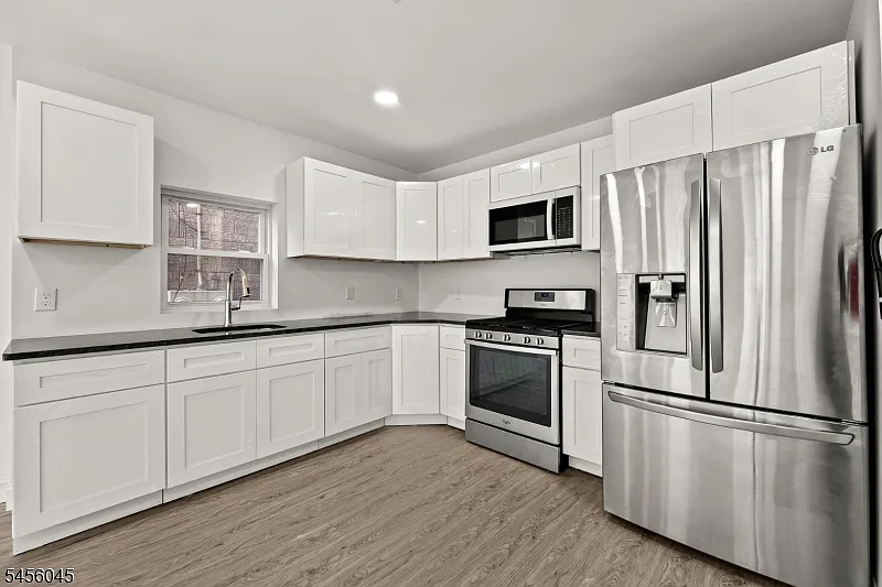 3 bed, 2.0 bath, $2,500 — Photo 3
