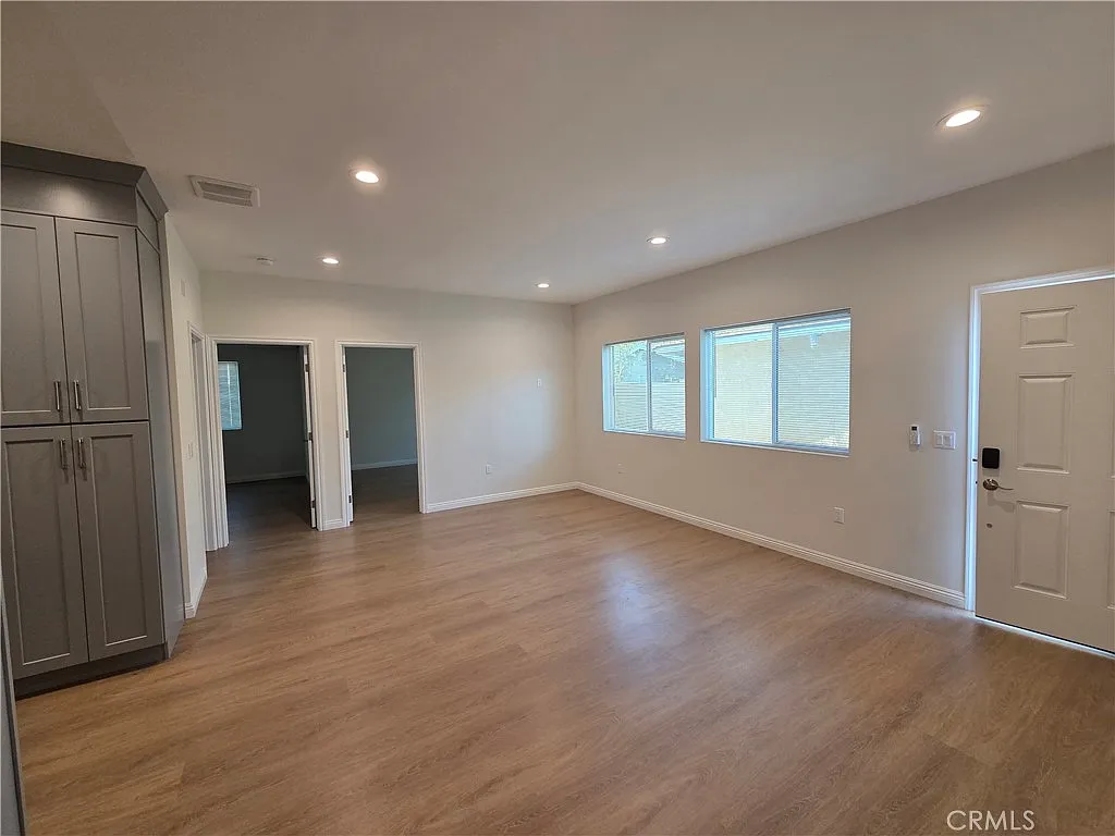 3 bed, 1100 sqft, $3,200 — Photo 4