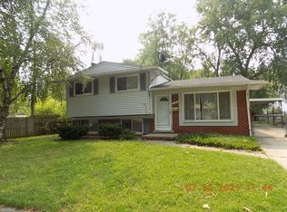 1139 W Elmwood Ave, Clawson, MI 48017