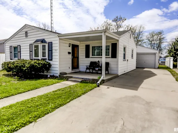 705 N Powers St, Taylorville, IL 62568
