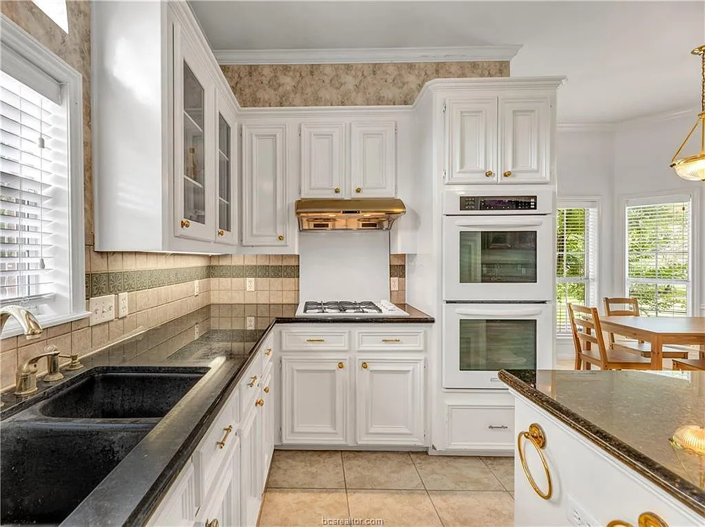 4 bed, 2.5 bath, 2813 sqft, $3,500 — Photo 4