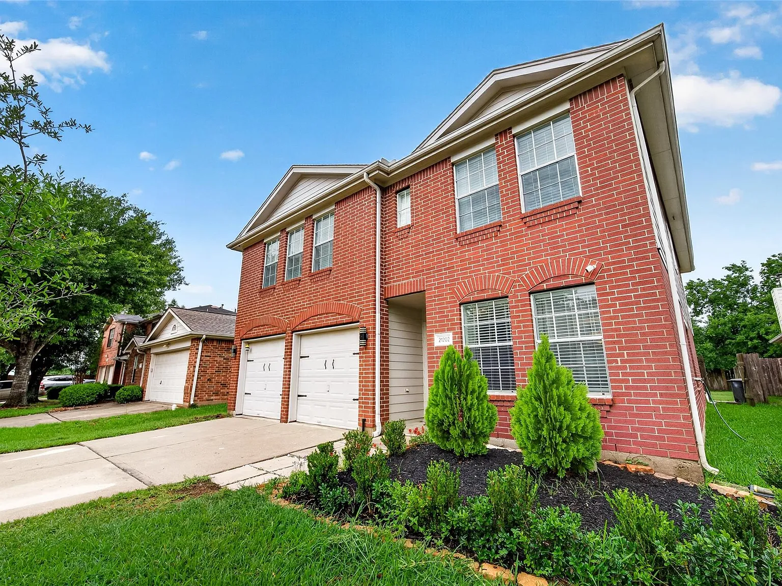 4 bed, 2.5 bath, 2477 sqft, $2,595 — Photo 2