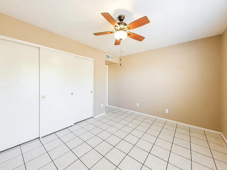 8015 W Laurel Ln — Photo 13