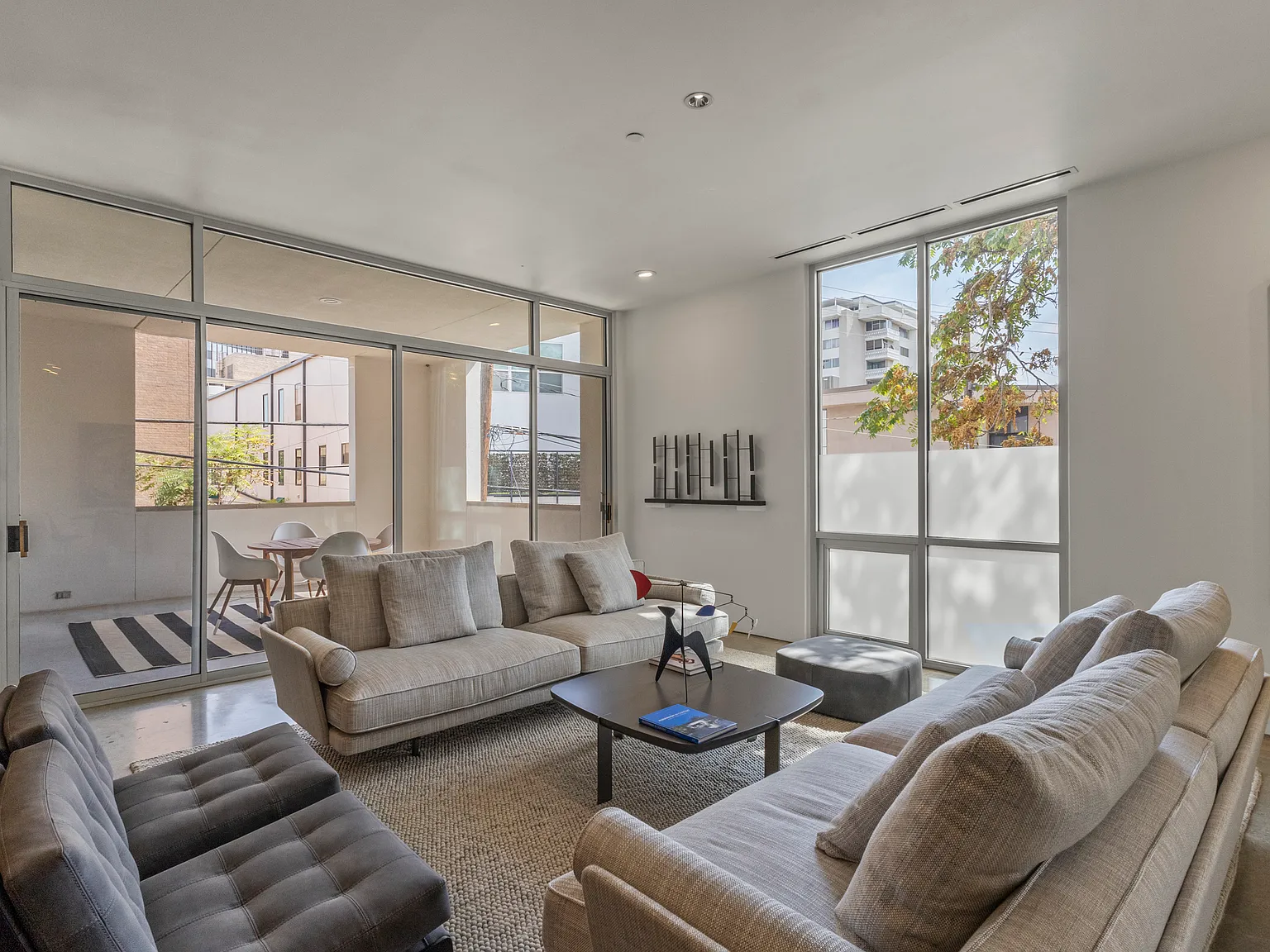 2 bed, 2560 sqft, $7,800 — Photo 2