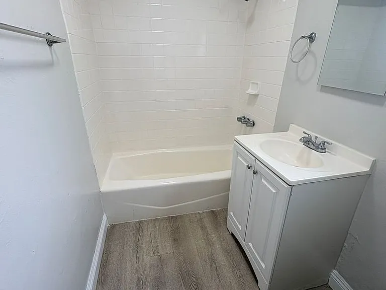943 E 108th St #5 — Photo 6