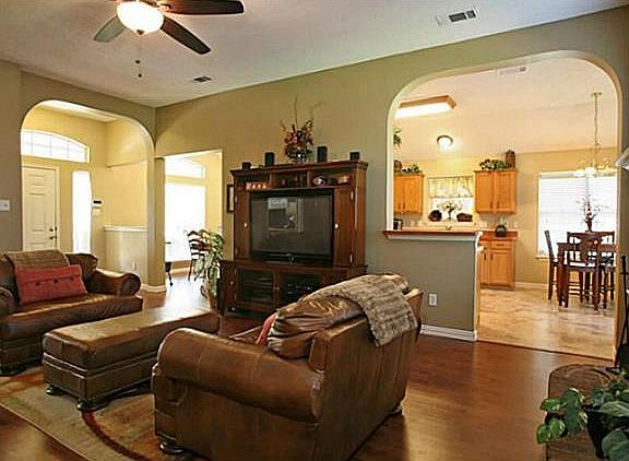 2nd image of 1615 Weldon Dr