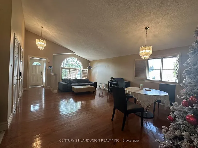 104 Hepburn Cres — Photo 2