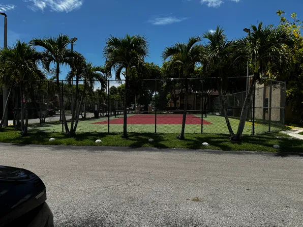 301 W Park Dr APT 101, Miami, FL 33172