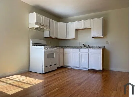 3 bed, 1000 sqft, $3,200 — Photo 3