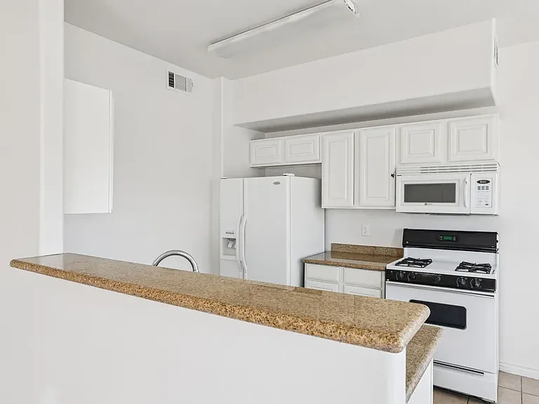 Sunrise Park Condominiums — Photo 41