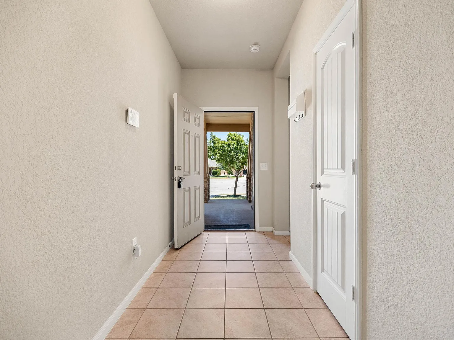 4 bed, 2.5 bath, 2898 sqft, $2,495 — Photo 3