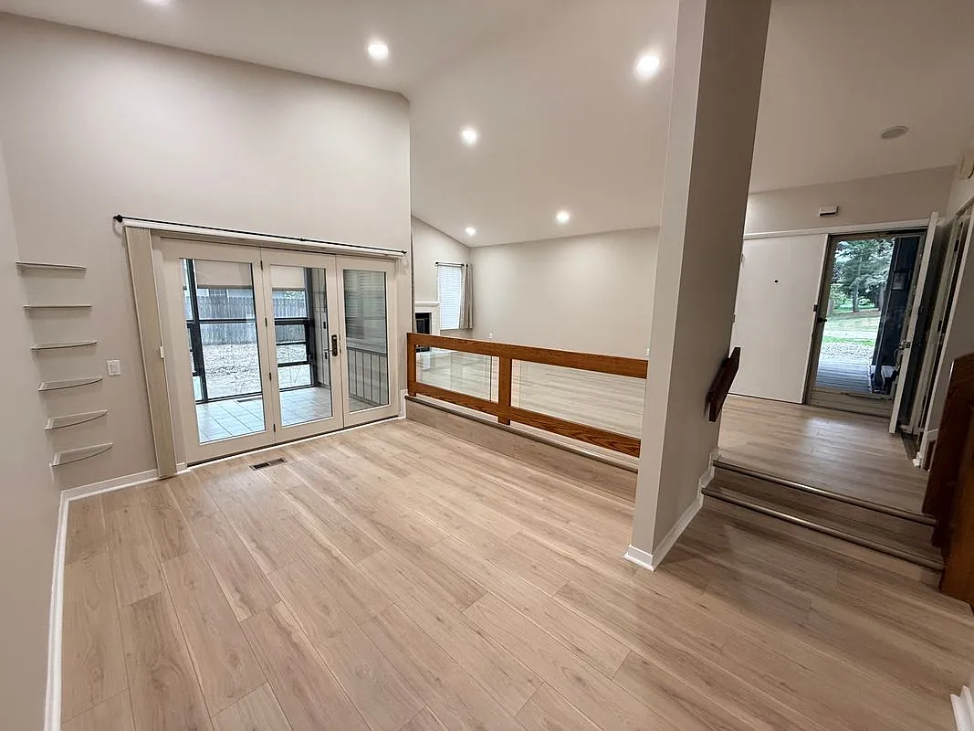 3 bed, 2.0 bath, 2644 sqft, $3,000 — Photo 1