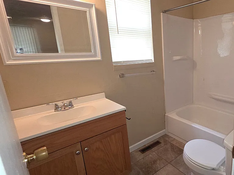 939 S Douglas Ave — Photo 4