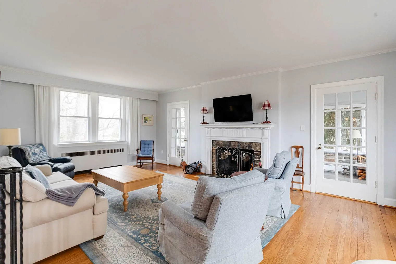 4 bed, 2.0 bath, 2421 sqft, $6,910 — Photo 4