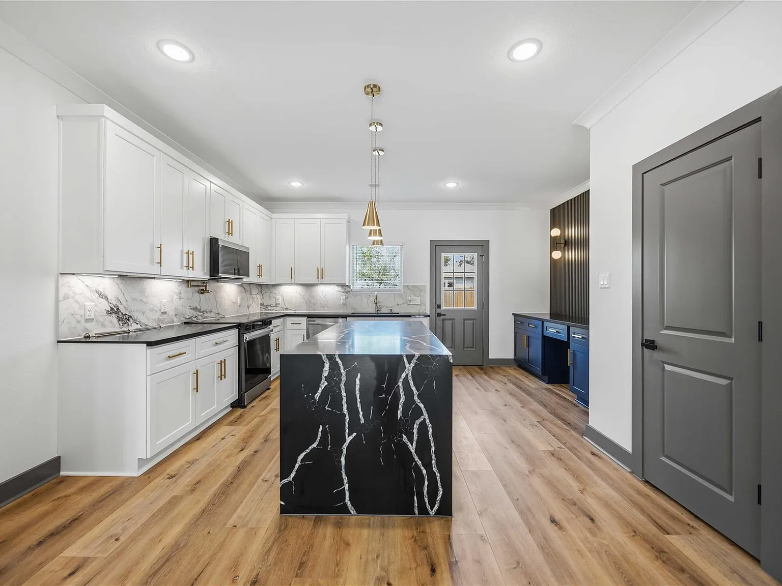 3 bed, 2.5 bath, 2800 sqft, $1,900 — Photo 4