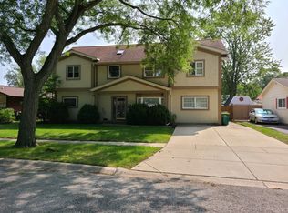 623 Willow Ln, Elk Grove Village, IL 60007