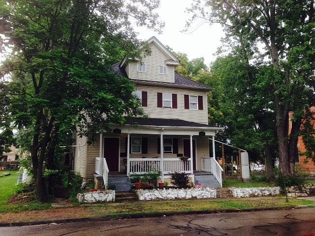 1st image of 1542 Oak St