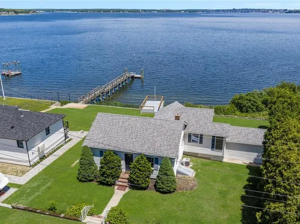 2 King Philip Ave, Bristol, RI 02809