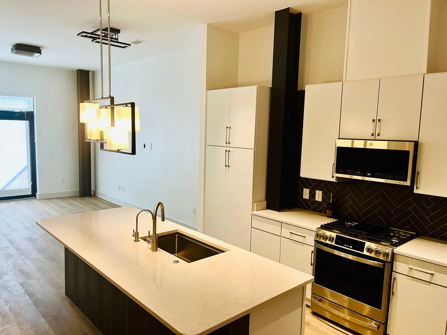 1 bed, 818 sqft, $1,495 — Photo 3