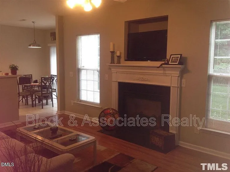 1414 Crimson Creek Dr — Photo 2