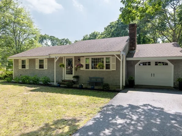 108 Pebble Ln, North Falmouth, MA 02556