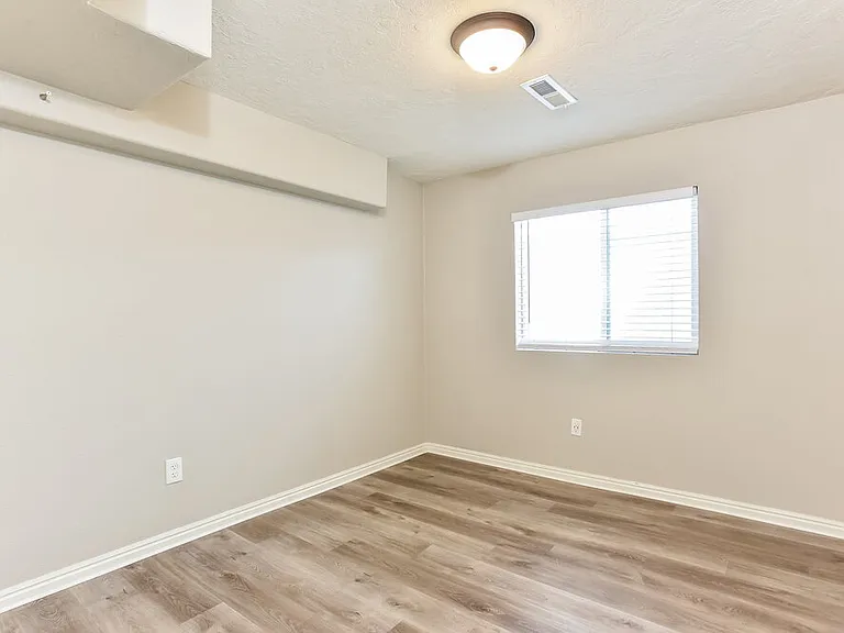 874 N Main St — Photo 13
