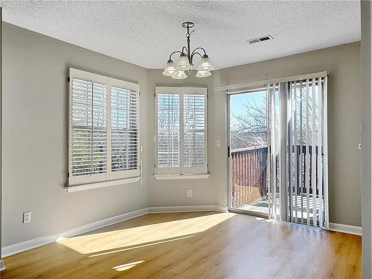 901 Wentworth Ct — Photo 6