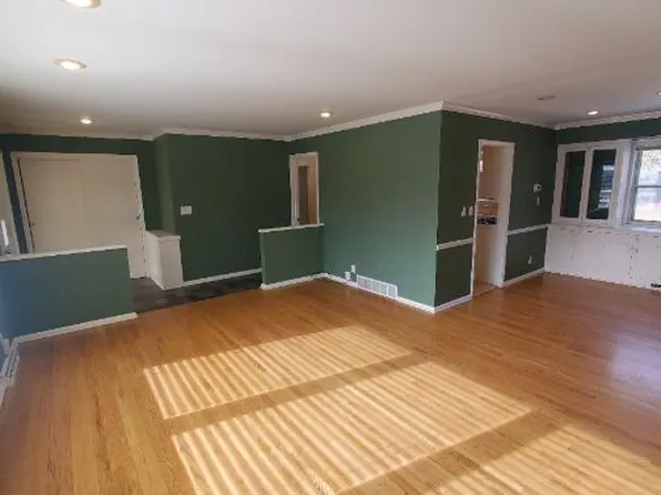 8862 N Malibu Dr, Bayside, WI 53217