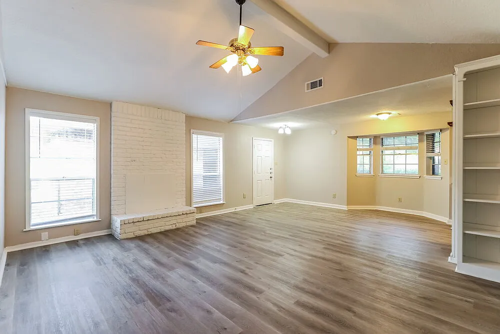 3 bed, 2.0 bath, 1317 sqft, $1,570 — Photo 4