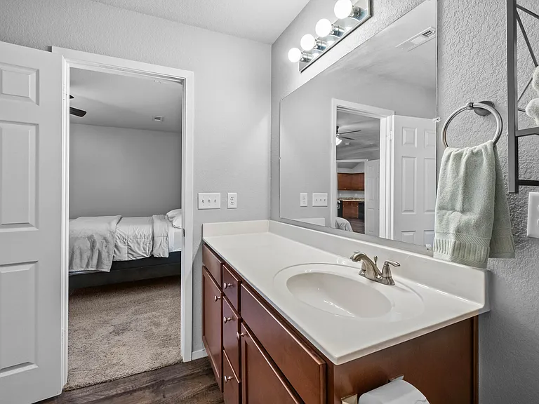 927 E Swift Dr — Photo 15