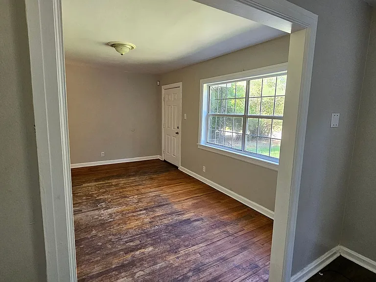 817 Hawkins St — Photo 4
