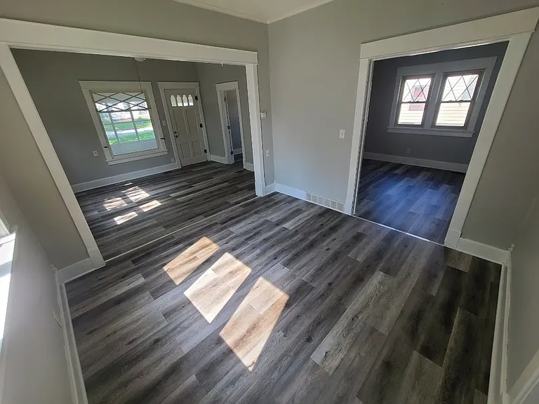 208 E Walnut St — Photo 4