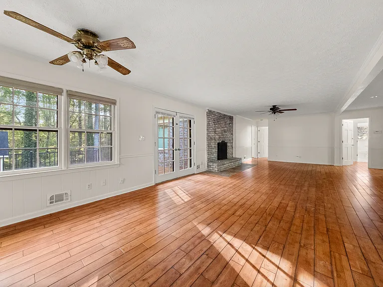 1247 Sycamore Dr — Photo 8