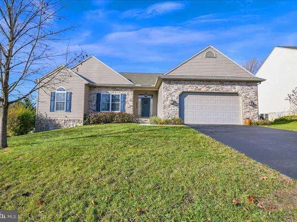 420 Silver Maple Ct, Mount Wolf, PA 17347
