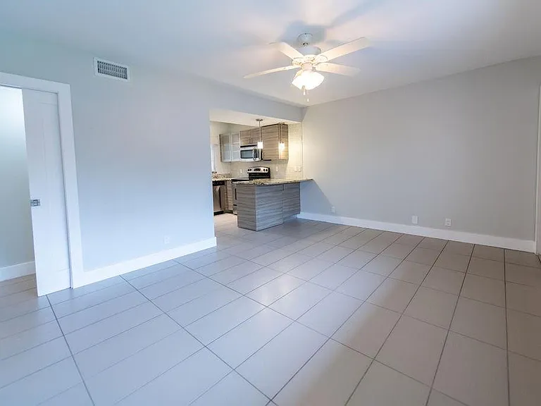 64 Isle Of Venice Dr — Photo 2