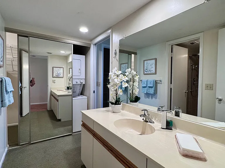 Bathroom - Washer/Dryer-in unit!