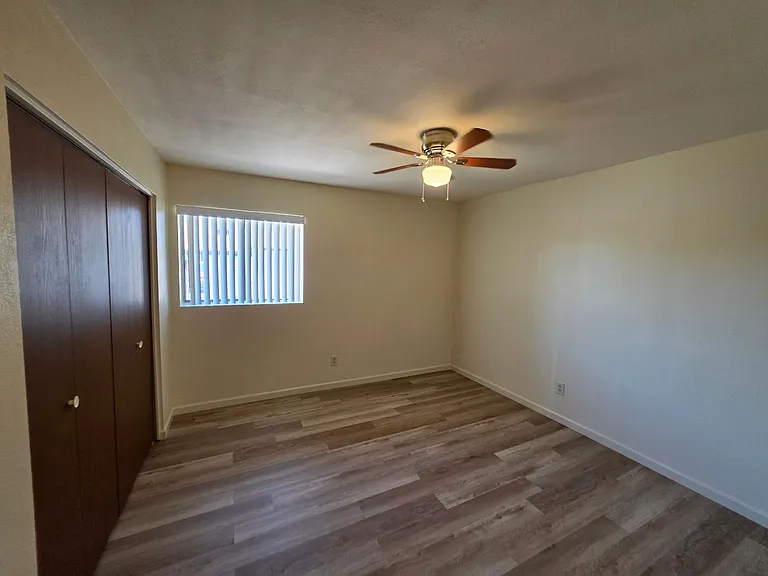 GAU01 627 E Knoll — Photo 17