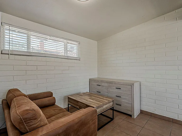 University Bungalows — Photo 8