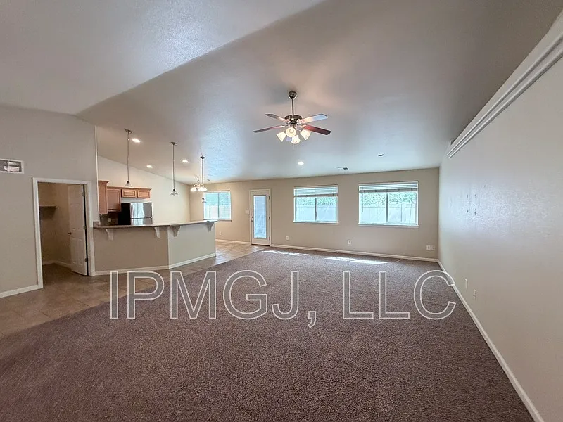 3 bed, 2.0 bath, 1629 sqft, $2,100 — Photo 2