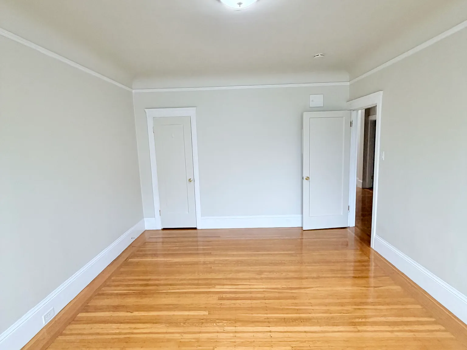 2 bed, 1.5 bath, 800 sqft, $5,500 — Photo 3