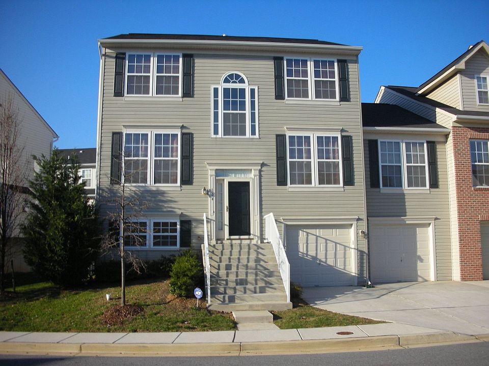 Beautiful home w/2-car garage