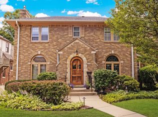 1575 E Blackthorne Pl, Whitefish Bay, WI 53211