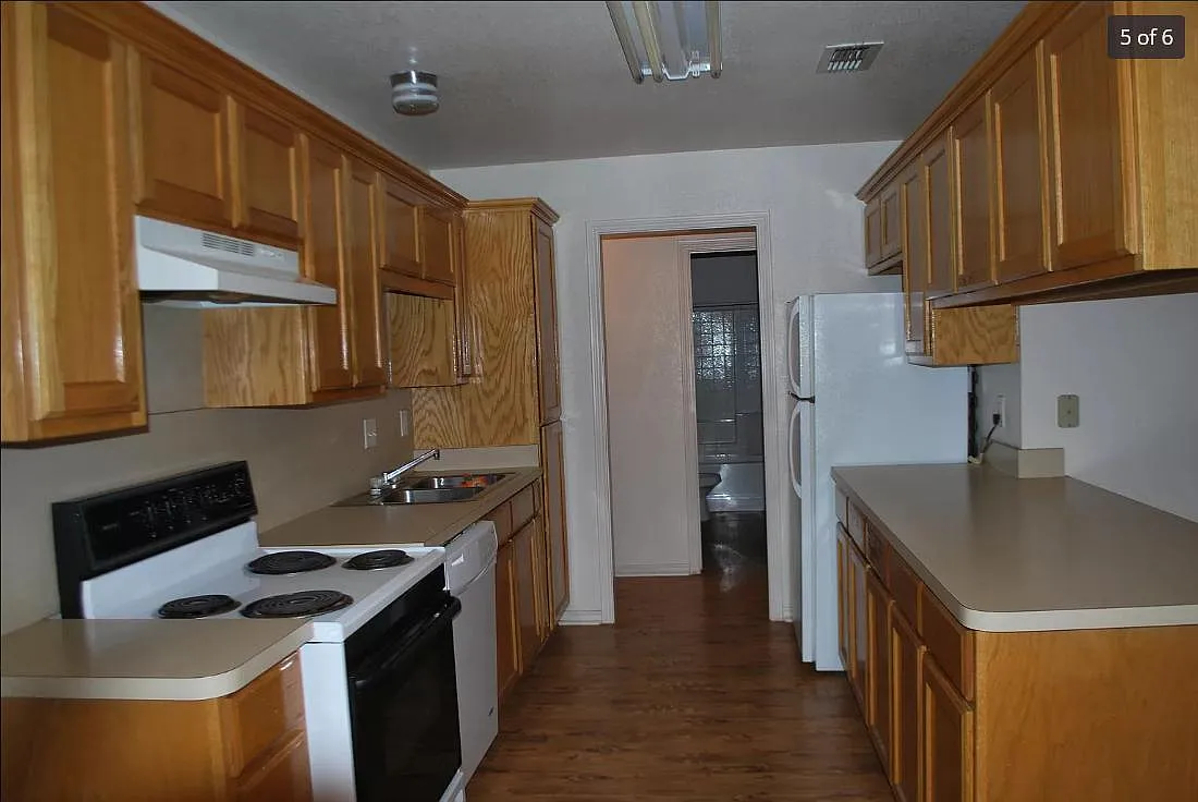 1219 Chestnut Ct — Photo 3