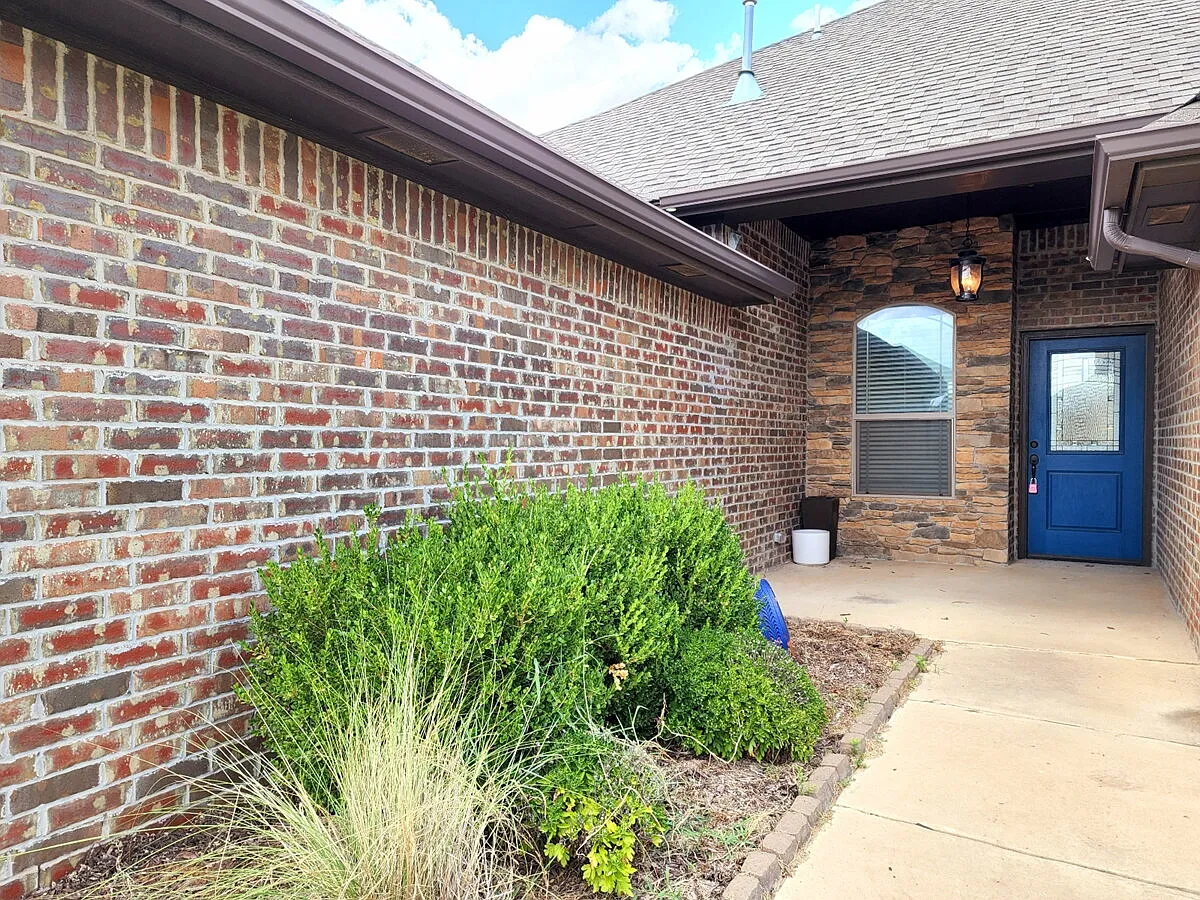 3 bed, 2.5 bath, 1981 sqft, $1,995 — Photo 2