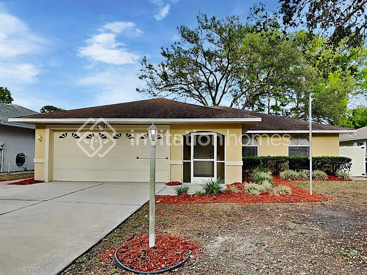 Photo 1 of 17 - 2021 Old Trevor Way - Sarasota, FL Primary Photo - 2021 Old Trevor Way