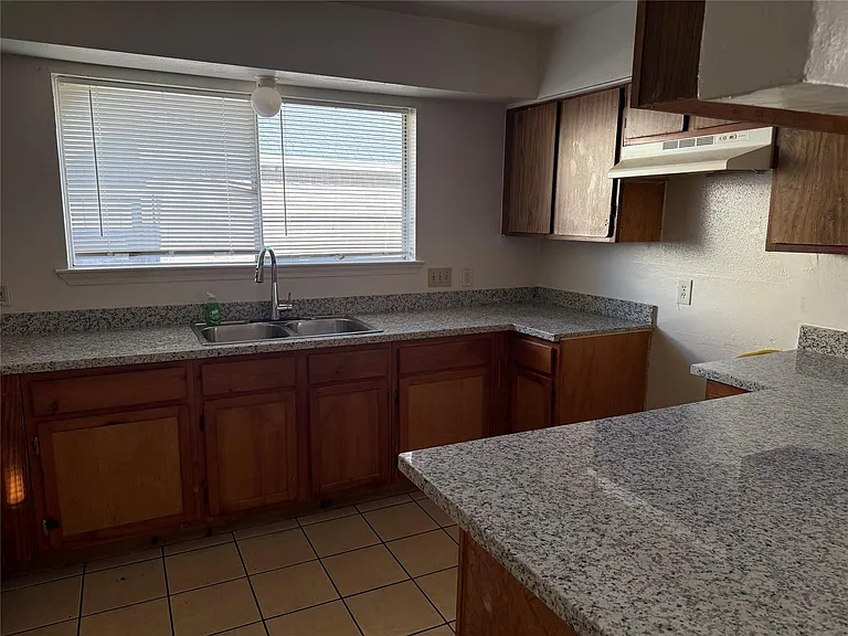 2114 W Greens Rd — Photo 9