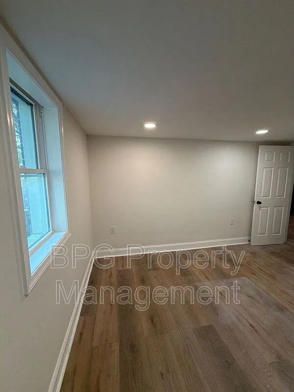 3 bed, 1.0 bath, 1200 sqft, $1,989 — Photo 4