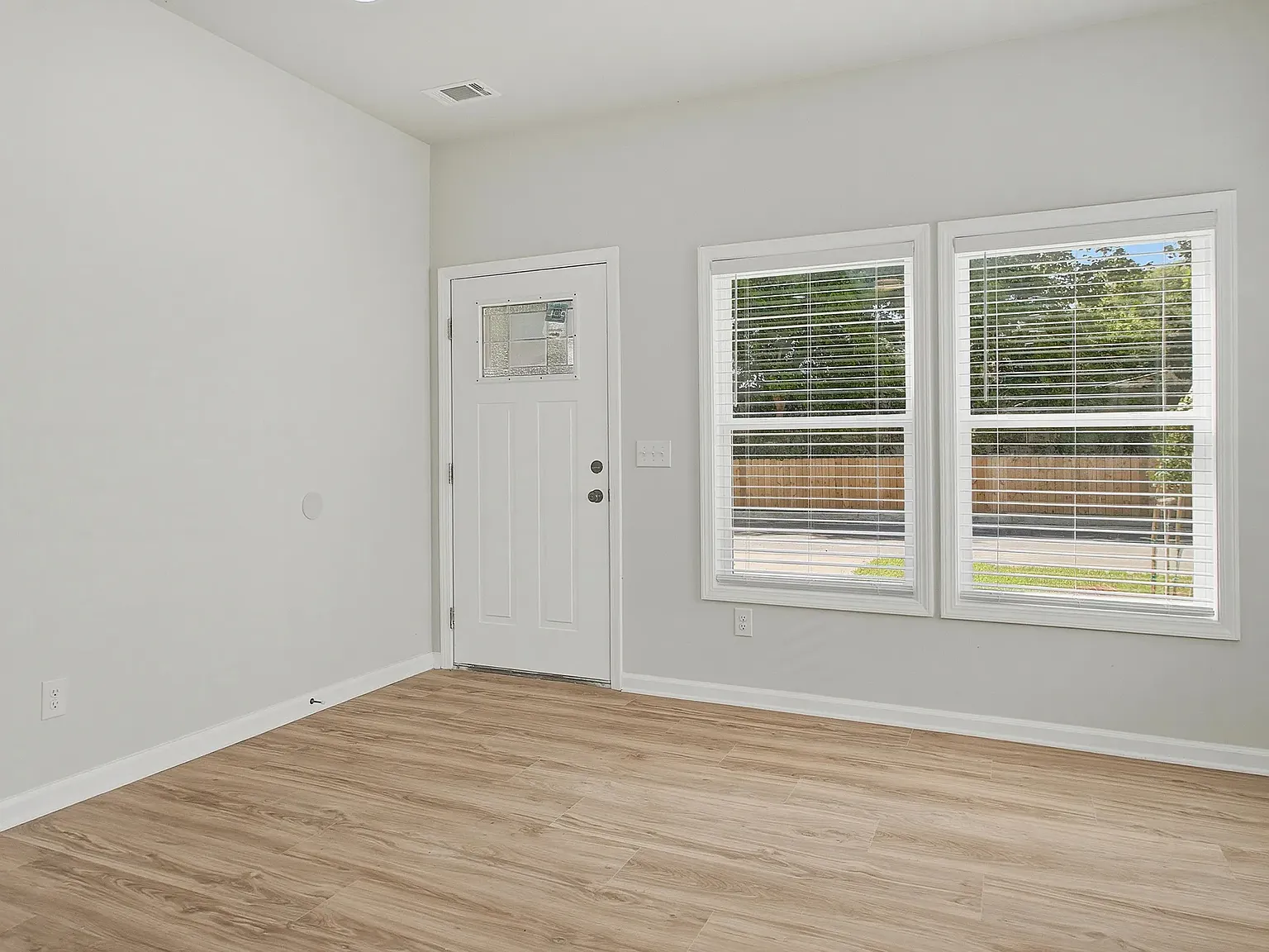 4 bed, 3.5 bath, 2080 sqft, $2,900 — Photo 4