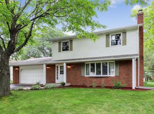 2934 Bartelmy Ln N, Maplewood, MN 55109