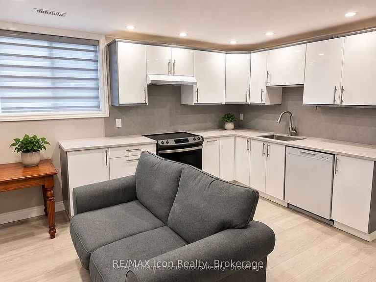 165 Rockcliffe Dr #B — Photo 1